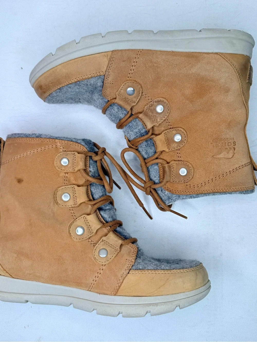 Sorel Joan tan leather gray felt ankle boot